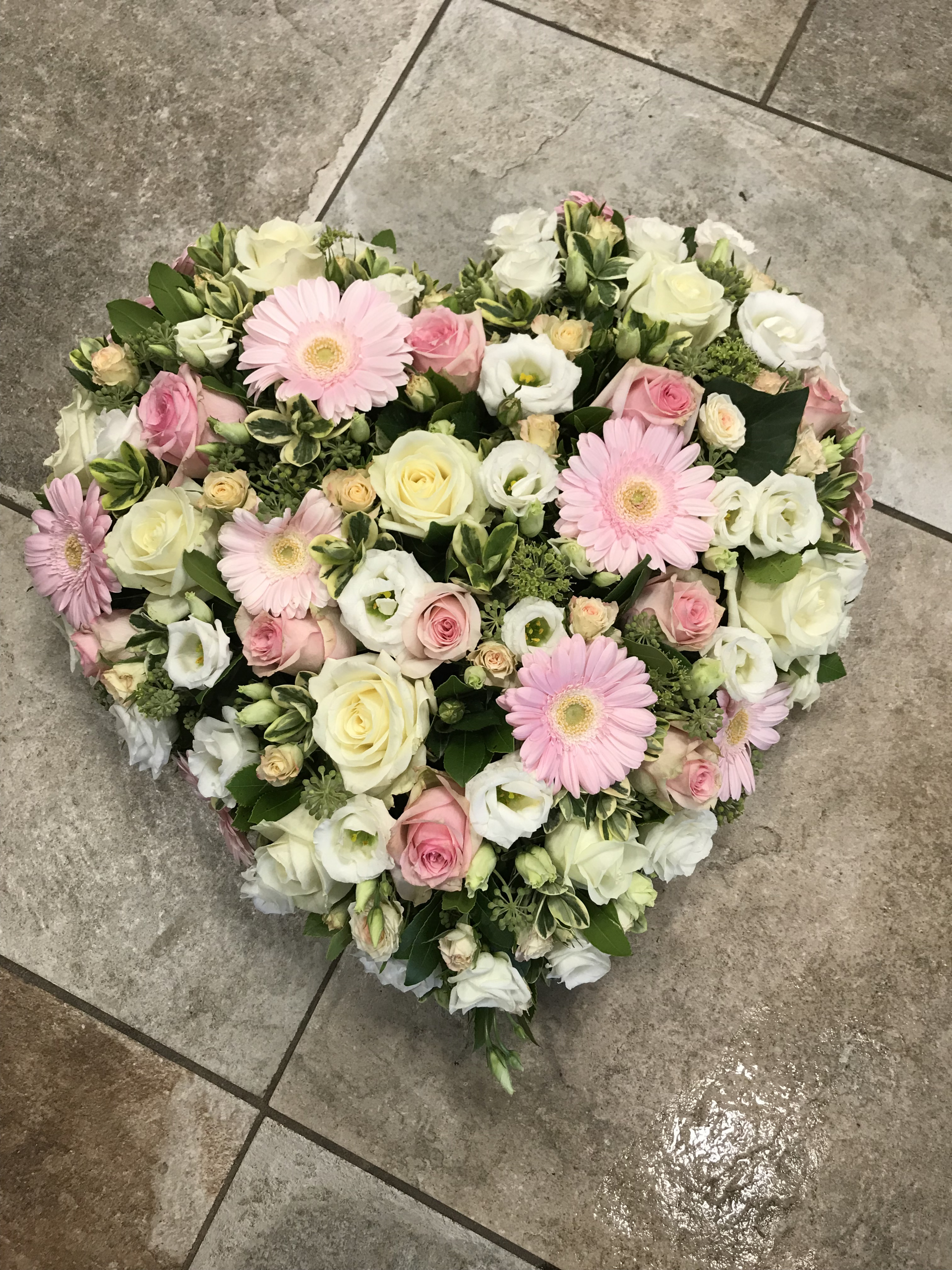Deuil Coeur fleurs mélangées